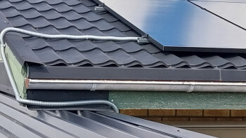 Solcellsinstallatör förstörde plåttak