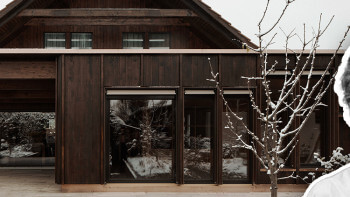 Förvandlade oanvänd vinterträdgård till ljust vardagsrum i trä och betong