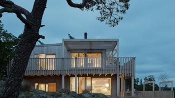 Labyrintisk trävilla fylld med stora och små vrår