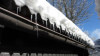 Snö på ett tak med svart hängränna