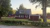 Rött hus med vita knutar