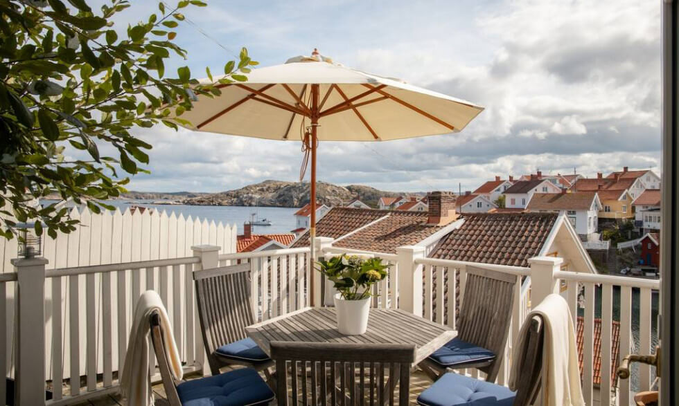 Räcke med överliggare i trä