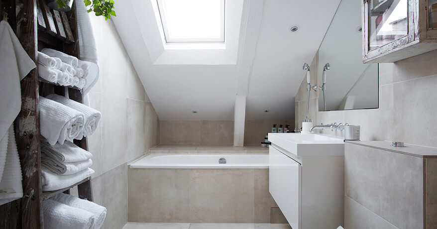 Badkar snedtak, kommod med handfat och skåp med spegel