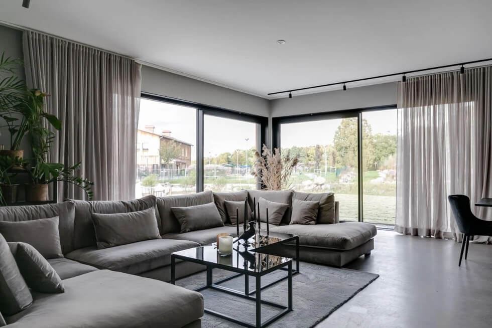 beige soffa fönsterpartier hotellgardiner