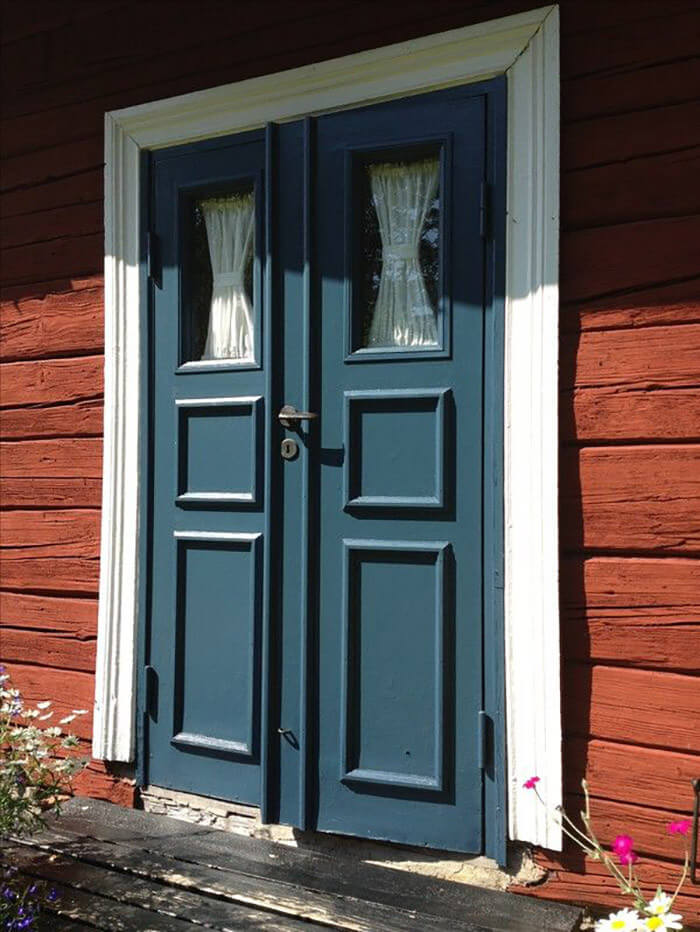 blått hus blå dörr