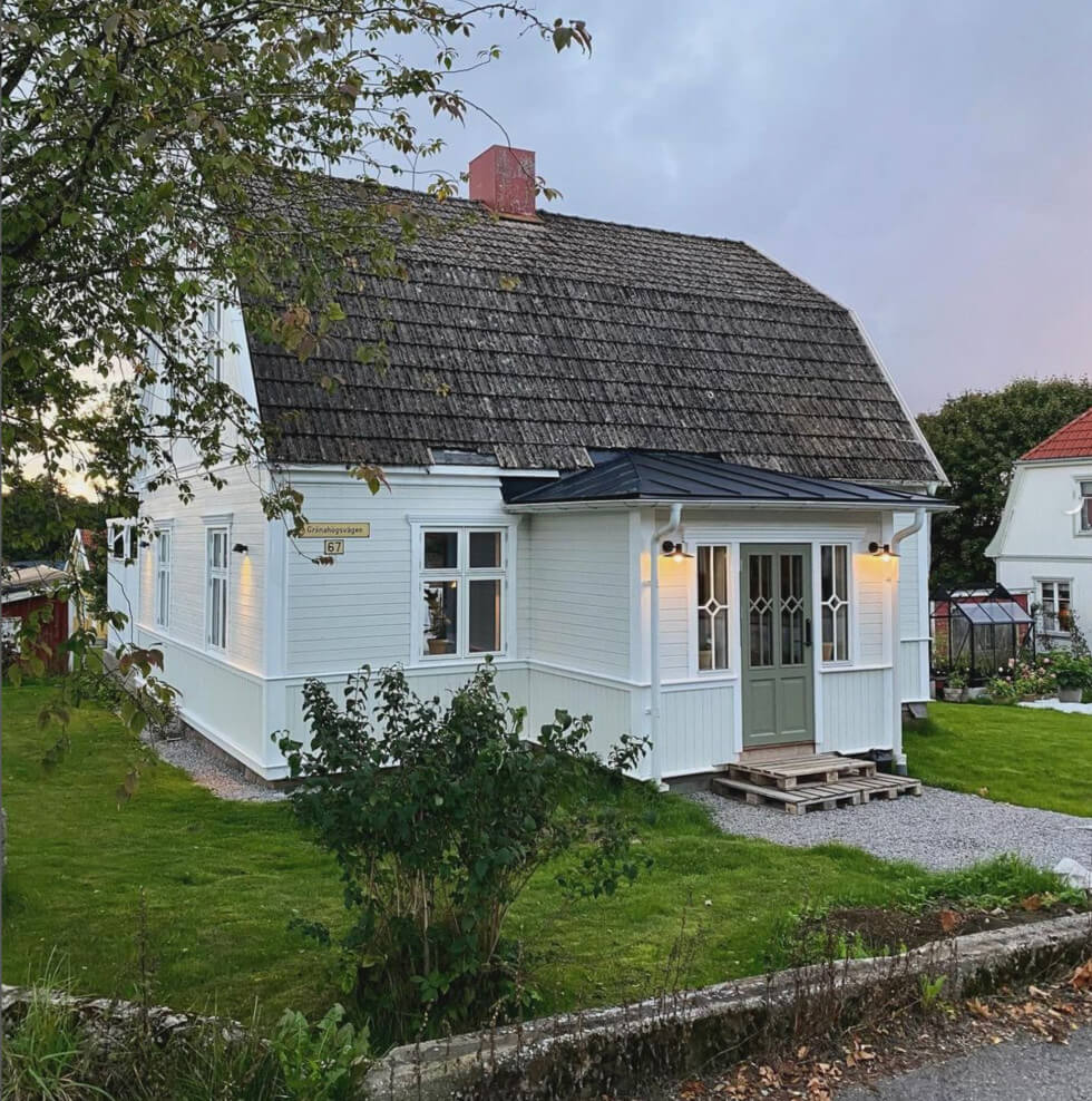 Hus med med fin träfasad