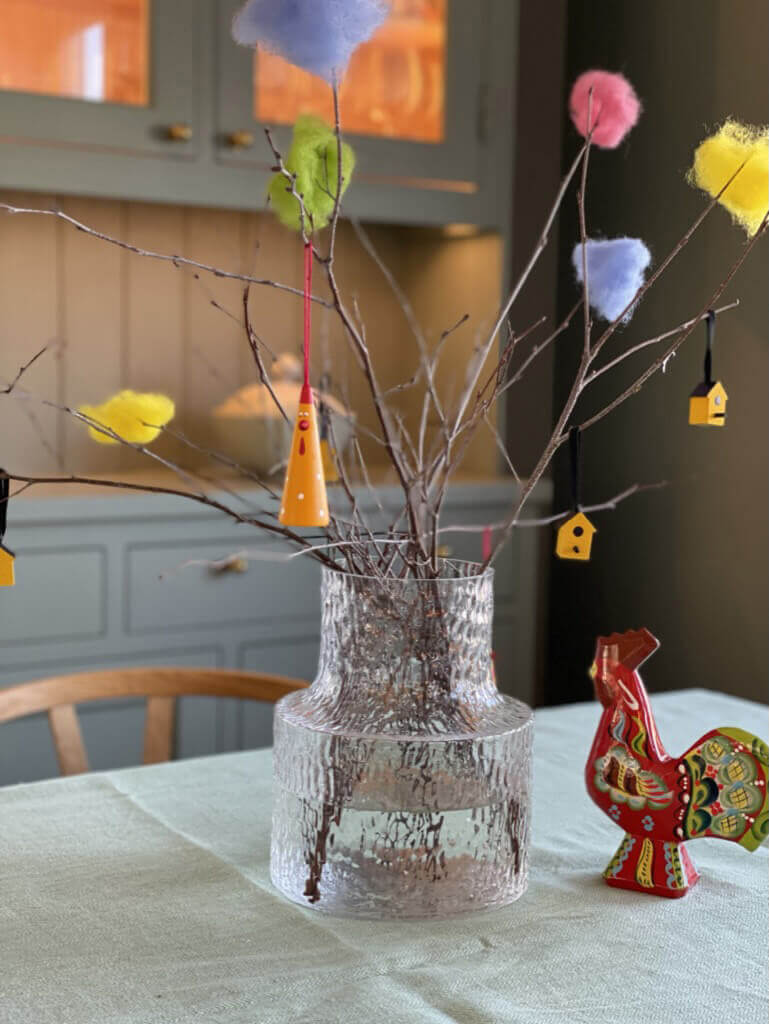 påskris på matbordet