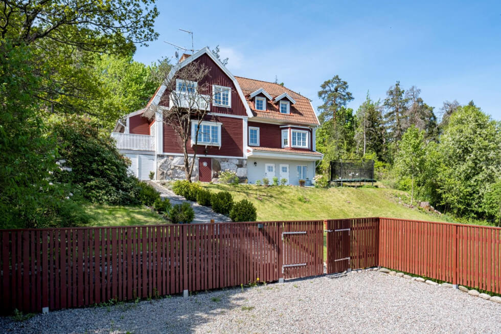 rött staket rött hus