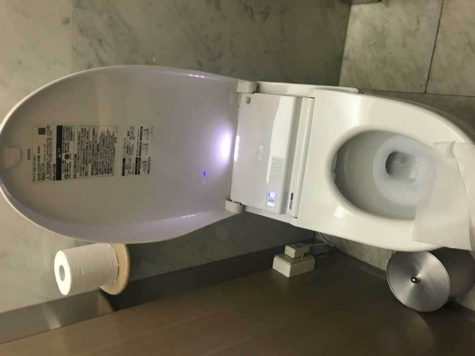 Japansk toalett med värme och varmluftstork