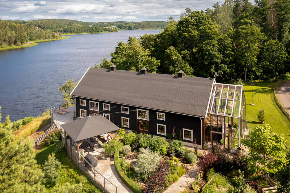 Ombyggd lada vid Glan