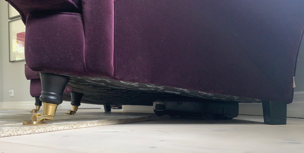 Neato är fast under en soffa