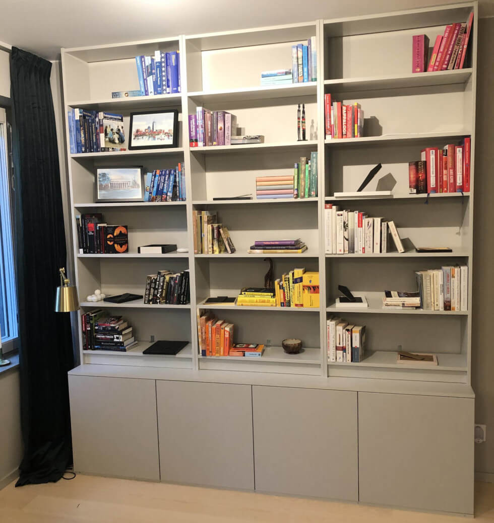 Platsbyggd bokhylla av Ikea bestå och billy