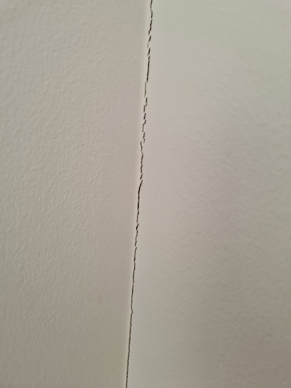 smalandsvillan-villa-kalmar-visningshus-sprucken-farg