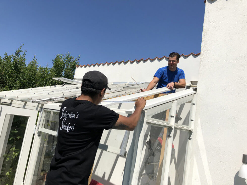 Snickare bygger tak på växthus