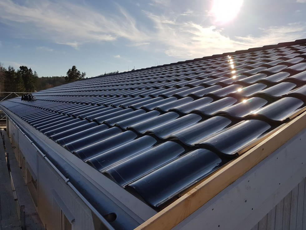 Solceller integrerade i takpanna