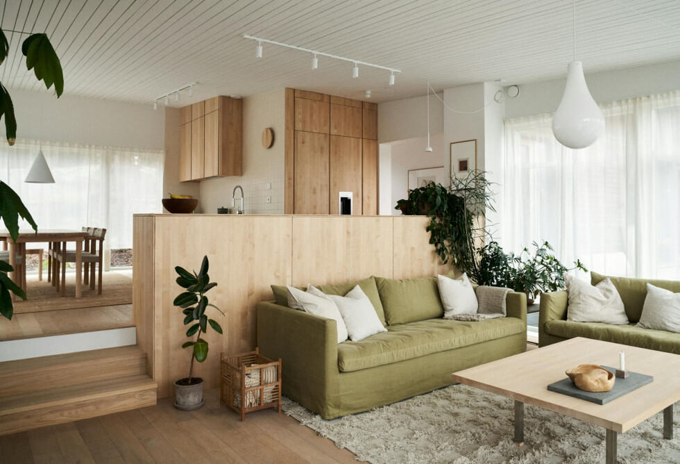 sommarstuga träpanel stavnäs värmdö vardagsrum grön soffa