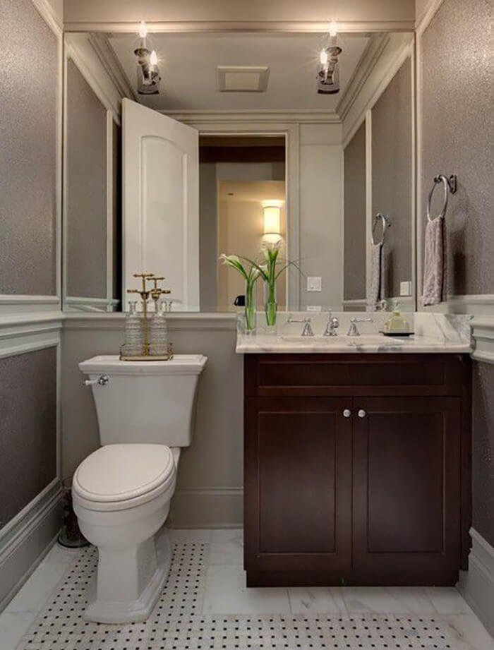 Litet badrum med stor spegel
