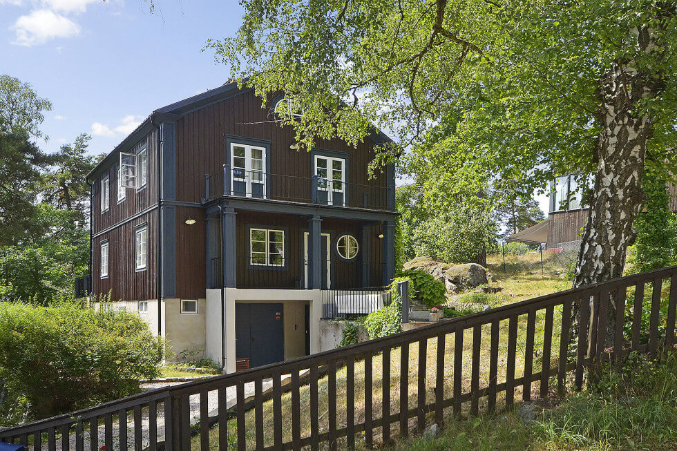 svart hus svart staket