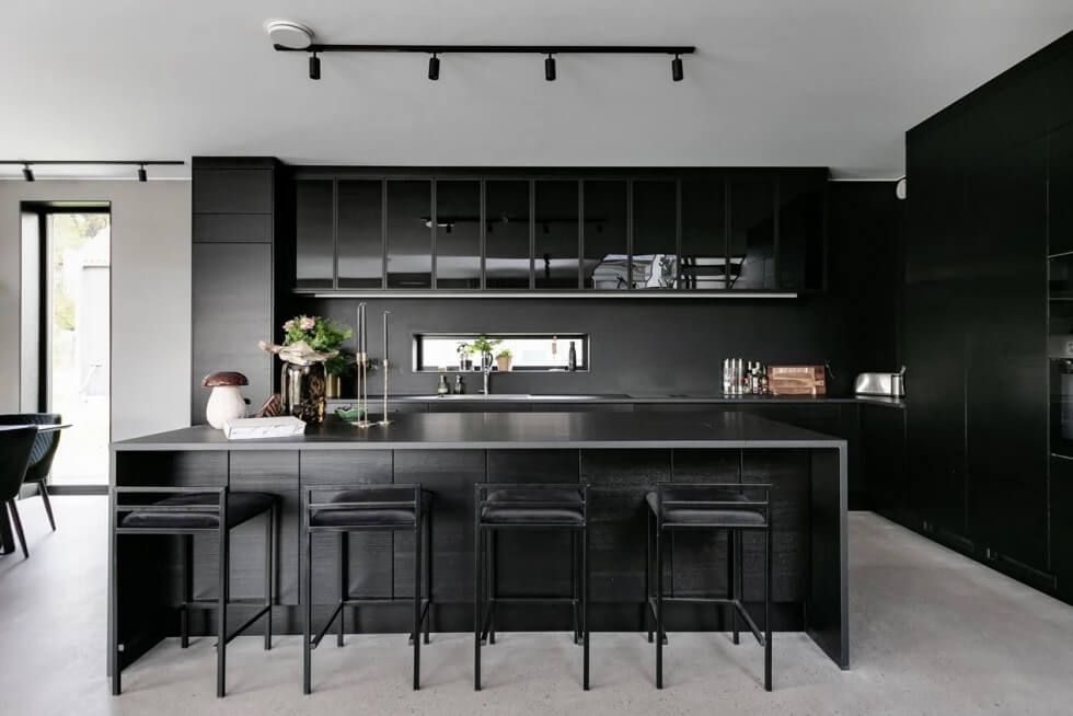 svart kök svart köksö