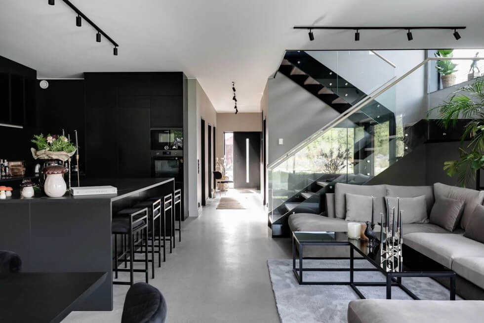 svart kök trappa glasräcke