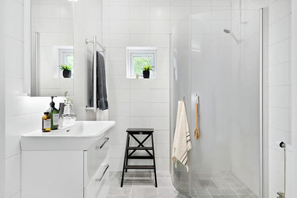 vitt badrum med duschhörna.jpg