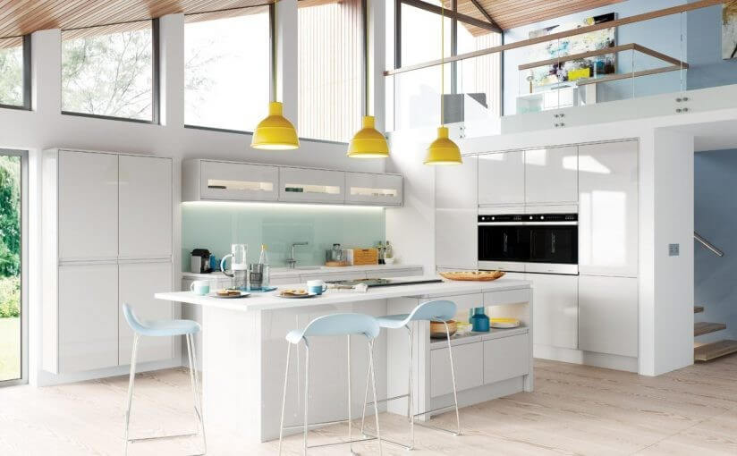 vitt kök med gula lampor.jpg