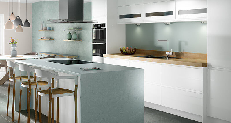 vitt kök med trädetaljer.jpg