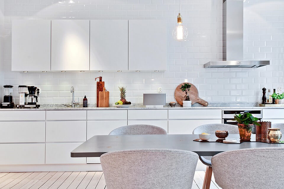 vitt kök med rejäla ytor.jpg