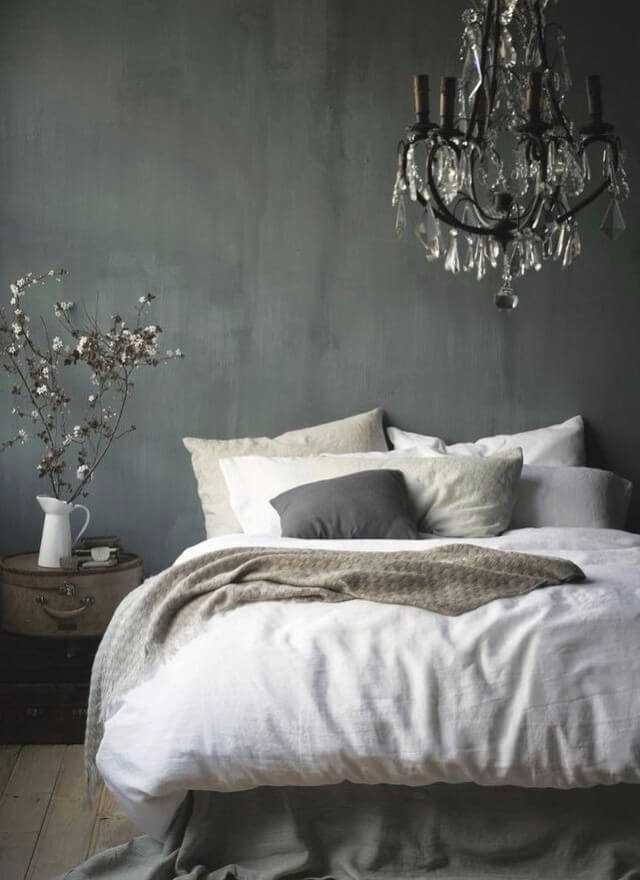 grå kalkvägg i sovrum.jpg