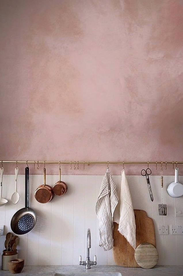 rosa kalkfärg i köket.jpg