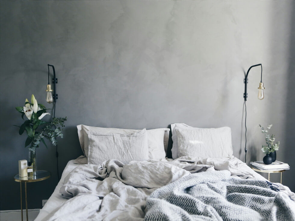 sovrum med grå väggar kalkfärg.jpg