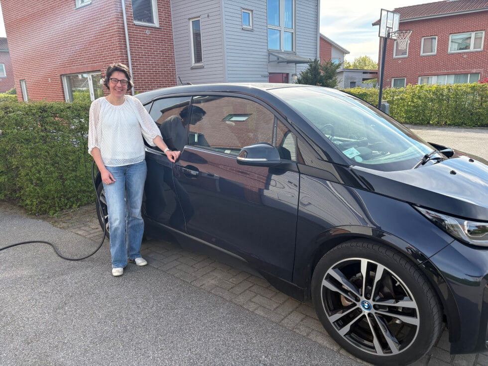 Carita framför sin elbil