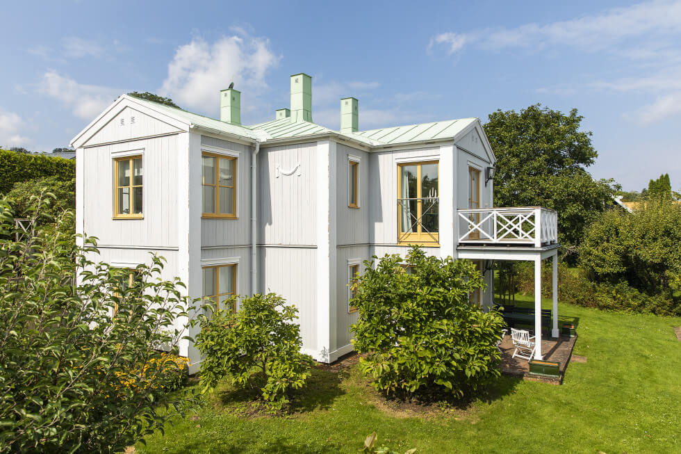 Bild på vitt hus från sidan.