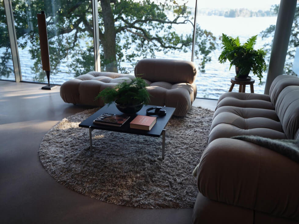 Bild på kubhuset inuti med soffan.
