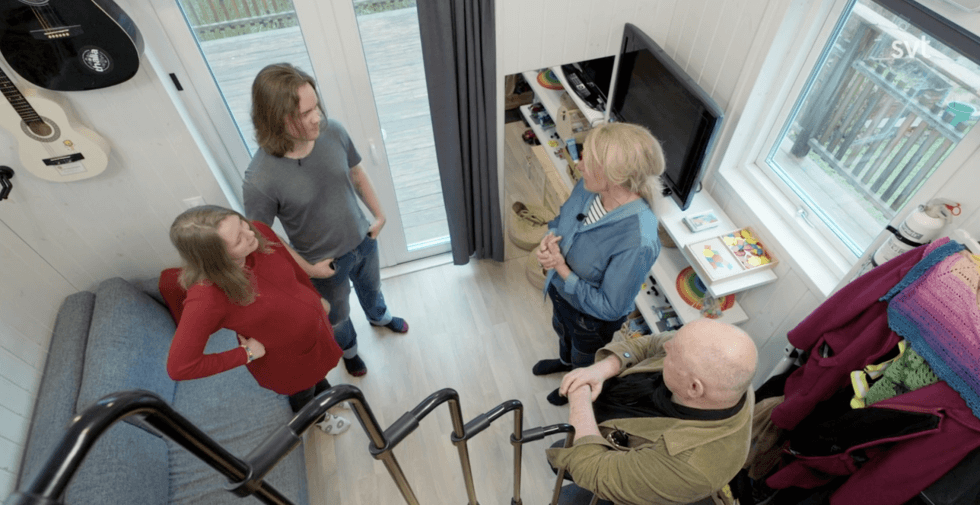 Bild på fyra personer inomhus