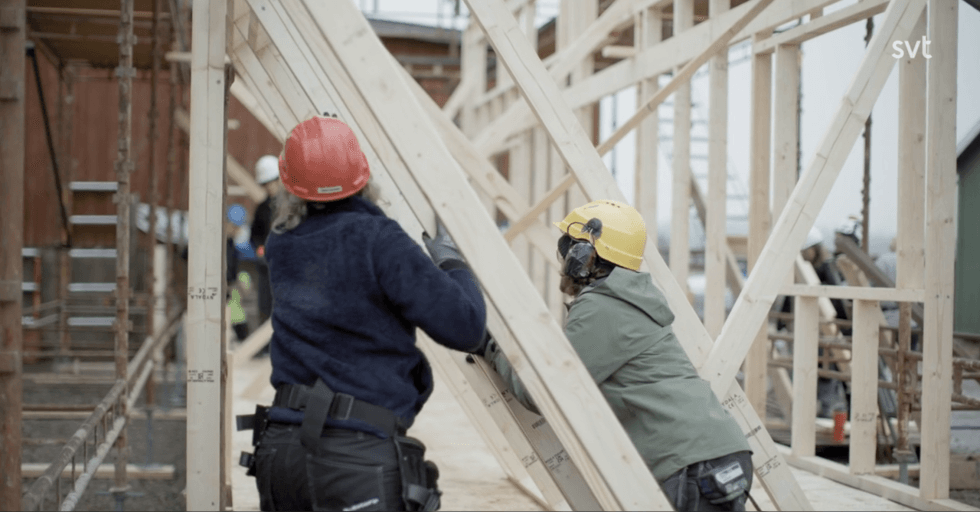 Personer bygger stomme till hus