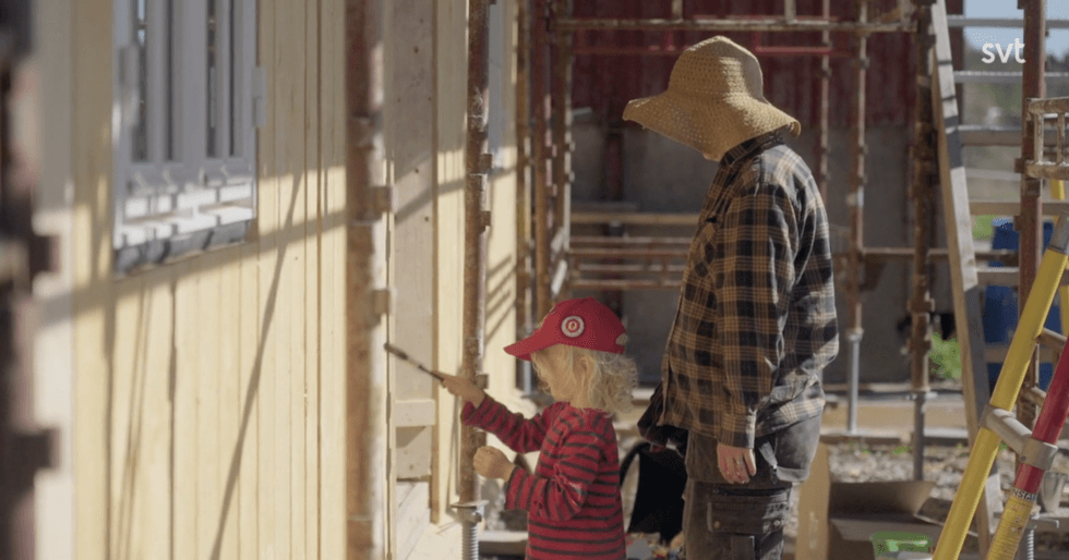 Familjen målar hus
