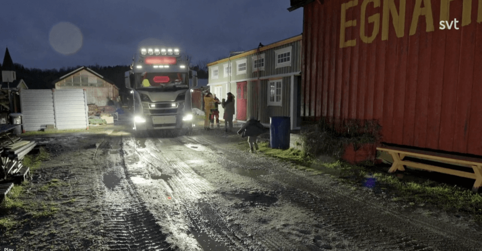 kran som lyfter hus
