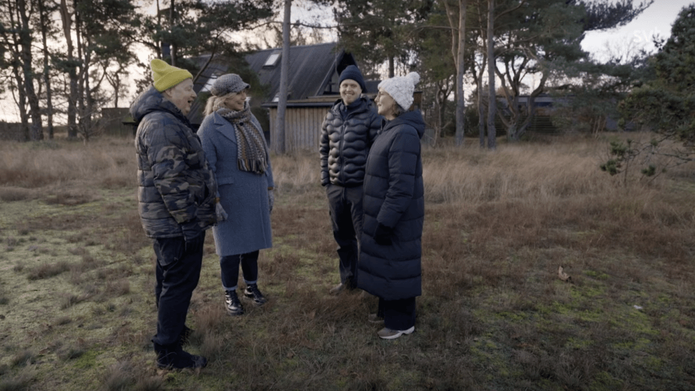 Gert, Anne, Anton och Helena står utomhus