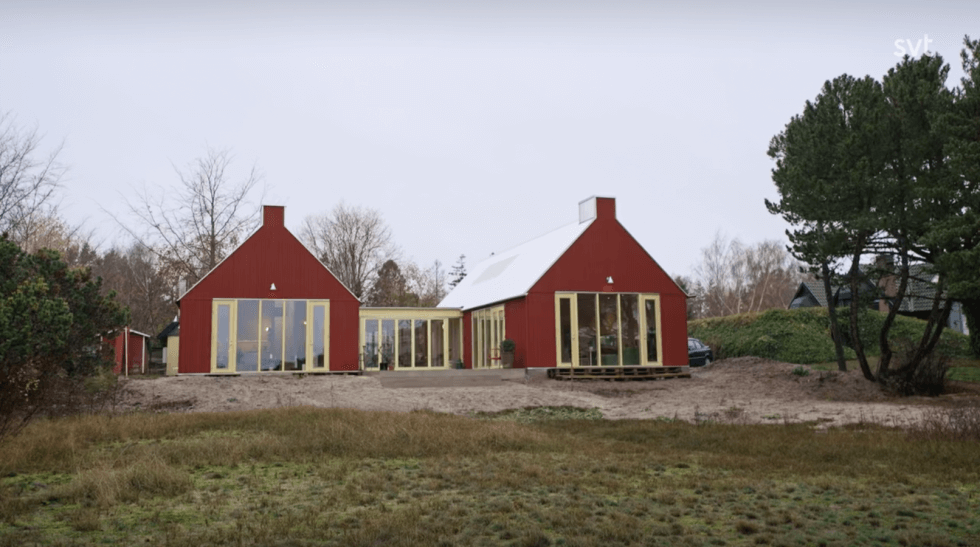 Röd laduhus med gula fönster