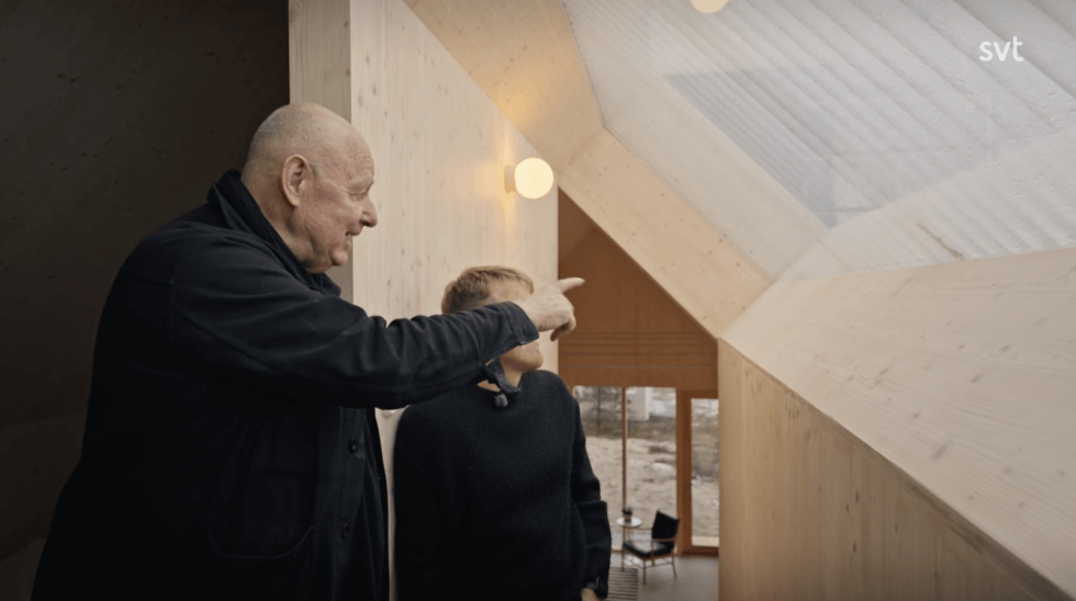 Gert pekar på smuts på fönstret
