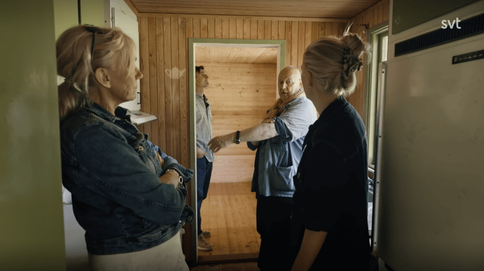 Sara, Melker, Anne och Gert står i köket