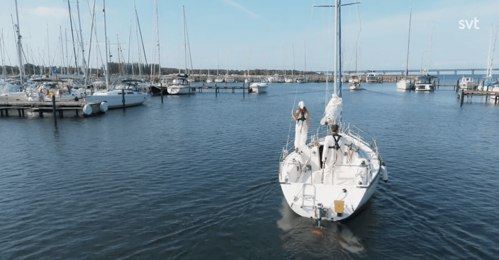 Segling i Öresund med segelbåt, Öresundsbron i bakgrunden