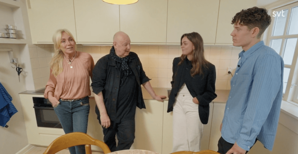 Anne, Gert, Carl och Louise står i parets kök