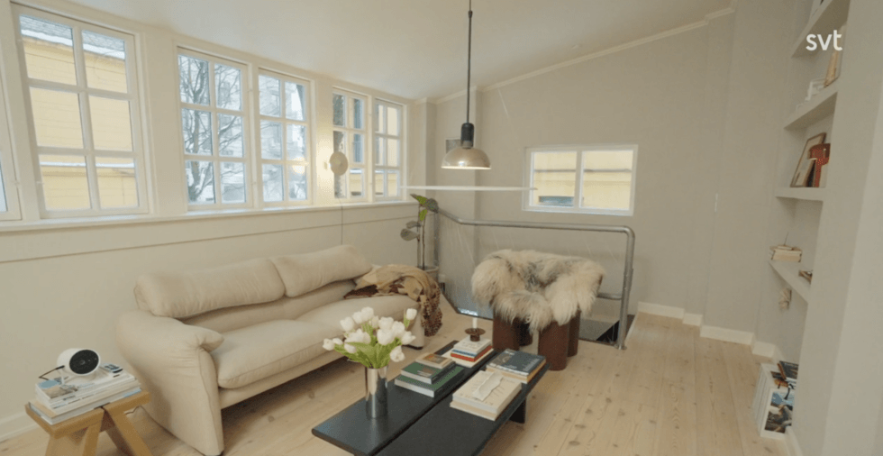 ovanvåning med soffa och fönster