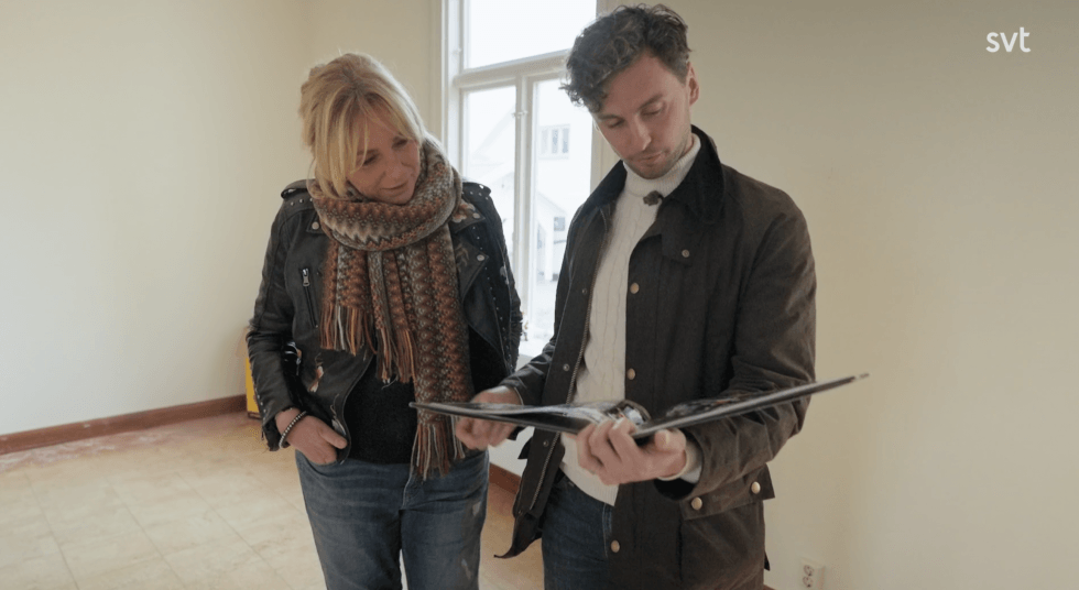 Anne och Jesper kollar bröllopsbilder