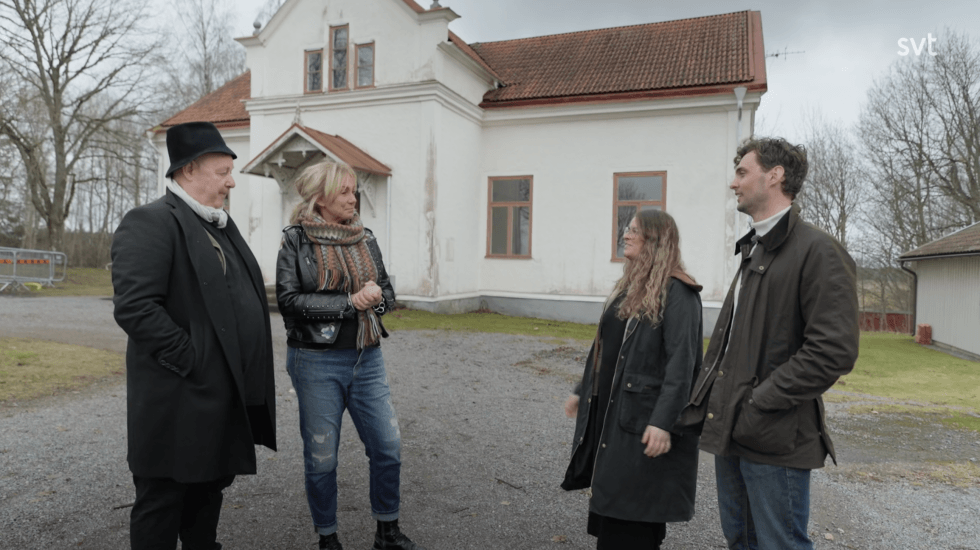 Gert, Anne, Felicia och Jesper utanför parets gamla församlingshem