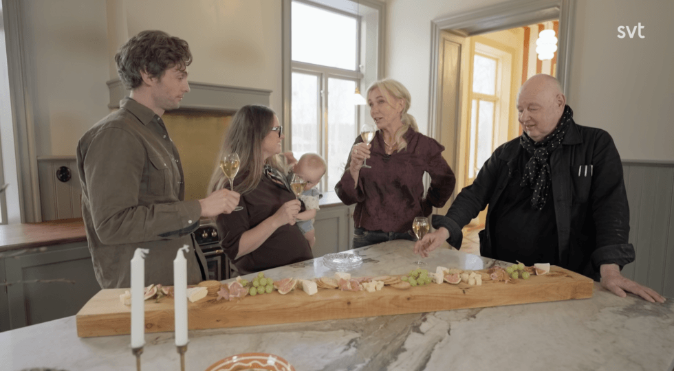Gert, ANne, Jesper och Felicia i köket, skålar i champange