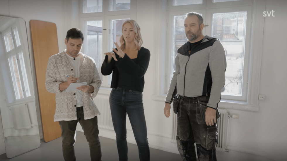 Snickare hjälper paret med golvet