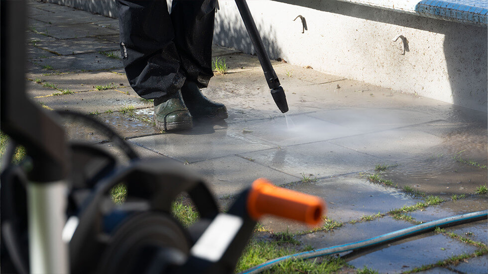 Stihl RE 130 PLUS på betongplattor